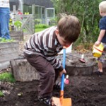 Foto demonstrando filhos ajudando no preparo do jardim